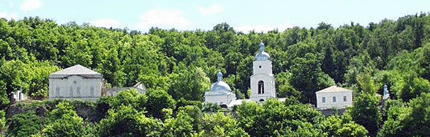 Христианский монастырь на Волге.
